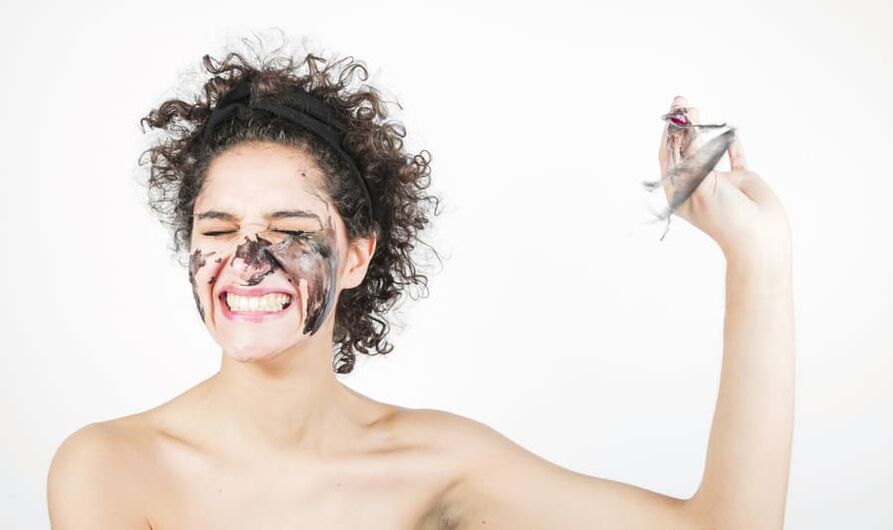 mujer haciendo un tratamiento facial refrescante