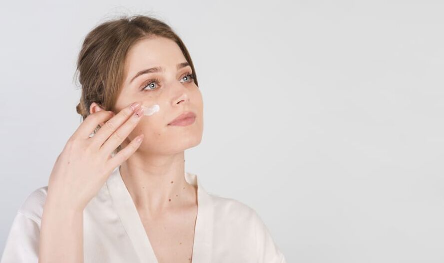 procedimiento para aplicar la crema en la piel de la cara